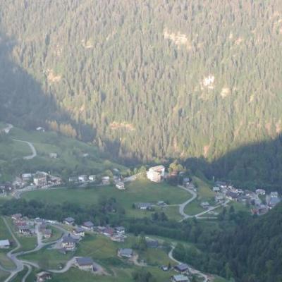 Vue d'ensemble du village et ses alentours depuis la route de la soif